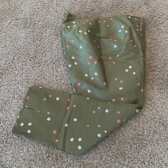 Woman’s Ann Taylor capri pants - Picture 2 of 4